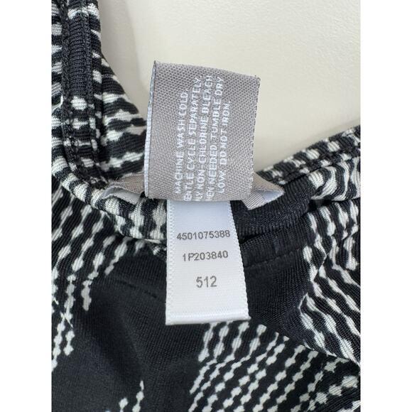 Chicos Travelers Top Size 1 Medium Black Gray Chevron Travel Career Resort CEO - Picture 8 of 12